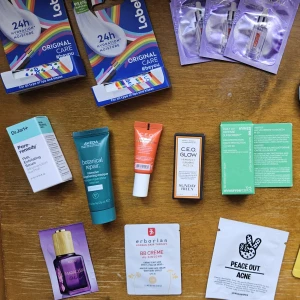 Skönhetspaket - Skönhetspaket med 18 nya och oöppnade produkter från olika kända märken🥰 Innehåller bla olika serum & ansiktsoljor, hårinpackning, ansiktsmask, solkräm, pimple patches mm.