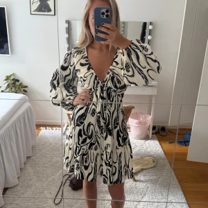 Mönstrad klänning - Såå sjukt snygg mönstrad plisserad klänning ifrån hm som inte säljs längre💞💞