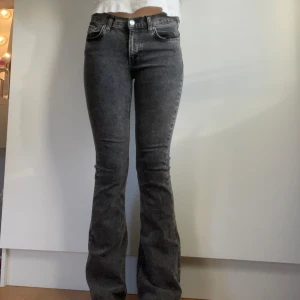 Bootcut jeans - Snygga bootcut jeans i storlek S. Har en liten defekt på bakfickan men är inget som märks, se bild 2
