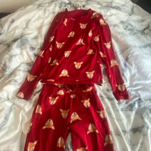 Juligt pyjamasset  - Mysigt rött pyjamasset med renar. Perfekt till julen. Jätte jätte skönt materiall. Kan säljas separat. Både byxorna och tröjan är långärmade och från lindex. Säljs inte längre. Knappt andvänt. Pris kan diskuteras.