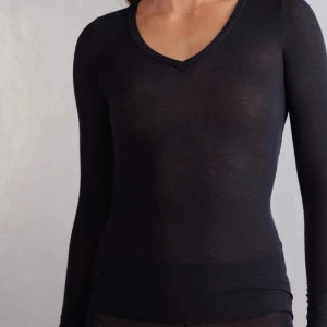 Svart v-ringad tröja - Intimissimi🤍 - säljer en svart V-ringad tröja från intimissmi🤍 toppskick & inga synliga defekter❣️ toppen är genomskinlig med mjuk & skön material