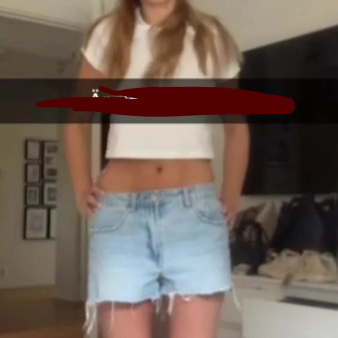 Ljusblå jeansshorts med fransig kant - 2