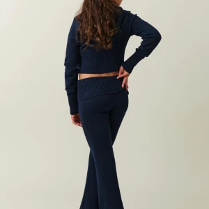 Mörkblåa stickade bootcut byxor Gina Tricot - Mjuka mörkblåa bootcut byxor som man viker ner i midjan. Materialet kliar inte på något sätt. !!!Bara provade. Köpte men tyckte inte det var min stil riktigt. Bara legat i garderoben och tagit plats!!! (O strykta) Köpte på Gina tricot för 300 