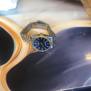 Kompass klocka - Säljer min kompassklocka har typ aldrig använd den och den är perfekt skick. Köpte den hos krons i stockholm för 2199