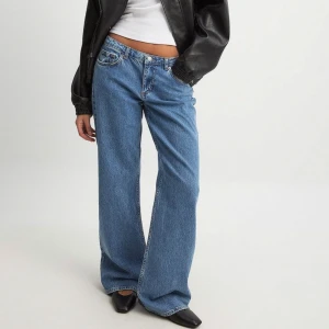 Bästsäljar jeans - Säljer nu dessa bästsäljar jeansen från NA-KD, i färgen ”blå”. Nypris är 699kr. Endast använda ett fåtal gånger, inga defekter 