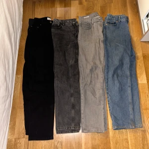 Jeans - Fyra par raka jeans i svart, mörkgrå, ljusgrå och klassisk blå denim.                                          Storlekar lite olika, men alla kring XS.             Kolla in de individuella annonserna i min profil vid intresse. 