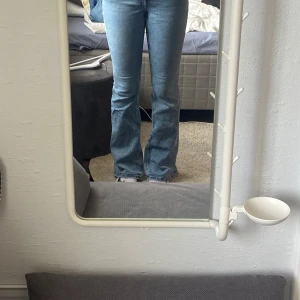 Jeans gina tricot - Blå bootcut jeans från gina i 36. Medelhög midja. Dem är ganska långa så ha det i åtanke. Köpta för ungefär 500kr 💕