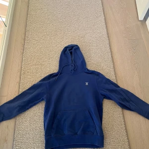 Blå hoodie - Blå hoodie i storlek L/M
