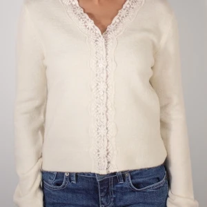 Beige kofta med spetsdetaljer - Superfin beige kofta med v-ringning från subdued. Storlek M men skulle säga att den passar S