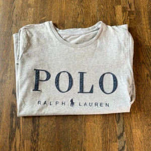 Grå t-shirt från Polo Ralph Lauren - Snygg grå t-shirt från Polo Ralph Lauren. Använd men i fint skick. Strl XS-S