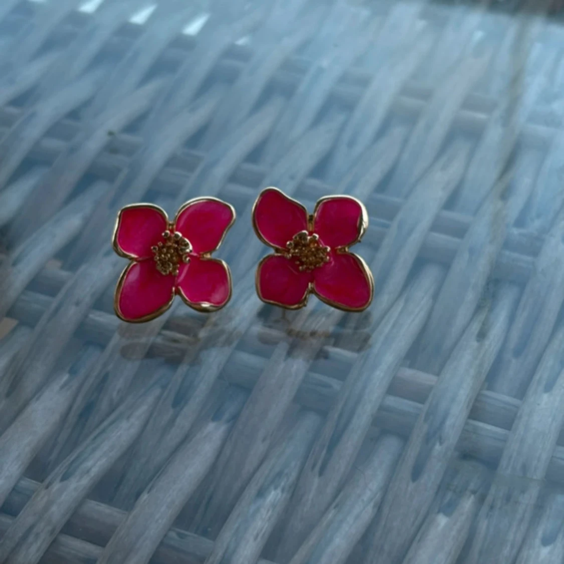 Blommiga örhängen i rosa och guld