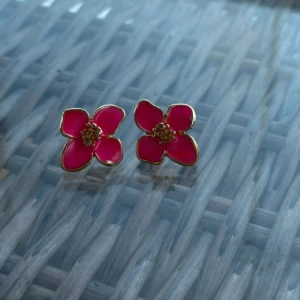 Blommiga örhängen i rosa och guld - Snygga örhängen formade som blommor med fyra kronblad. 