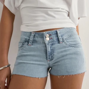 Ljusblå jeansshorts med broderi - Köpte dessa shorts av en tjej här på plick men tyvärr passade de inte så säljer vidare dom 🙏🏼Som sagt har jag inte använt dom och dom är i väldigt fint skick 🩷nypris 500kr