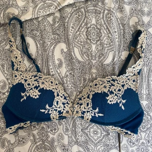 Intimisimi bh - Mörkblå intimisimi bh i storlek 75-80 B. Ganska sliten pga användning men inte trasig osv. Köpt för 600 kr förra året. Sista bilen är ej samma färg men bild på modellen från hemsidan!
