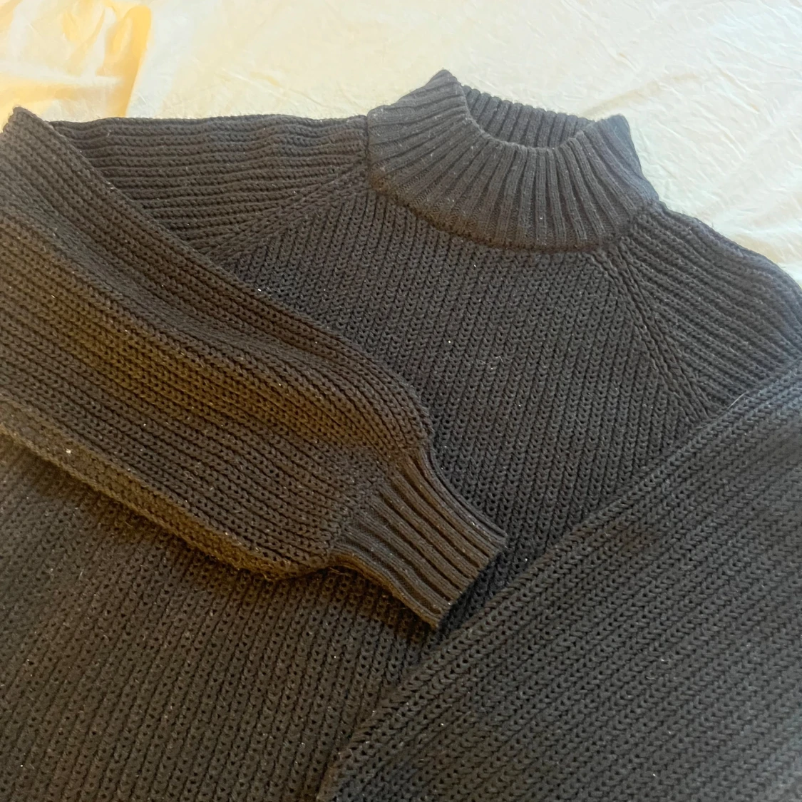 Svart stickad polotröja från Vero Moda  - 1