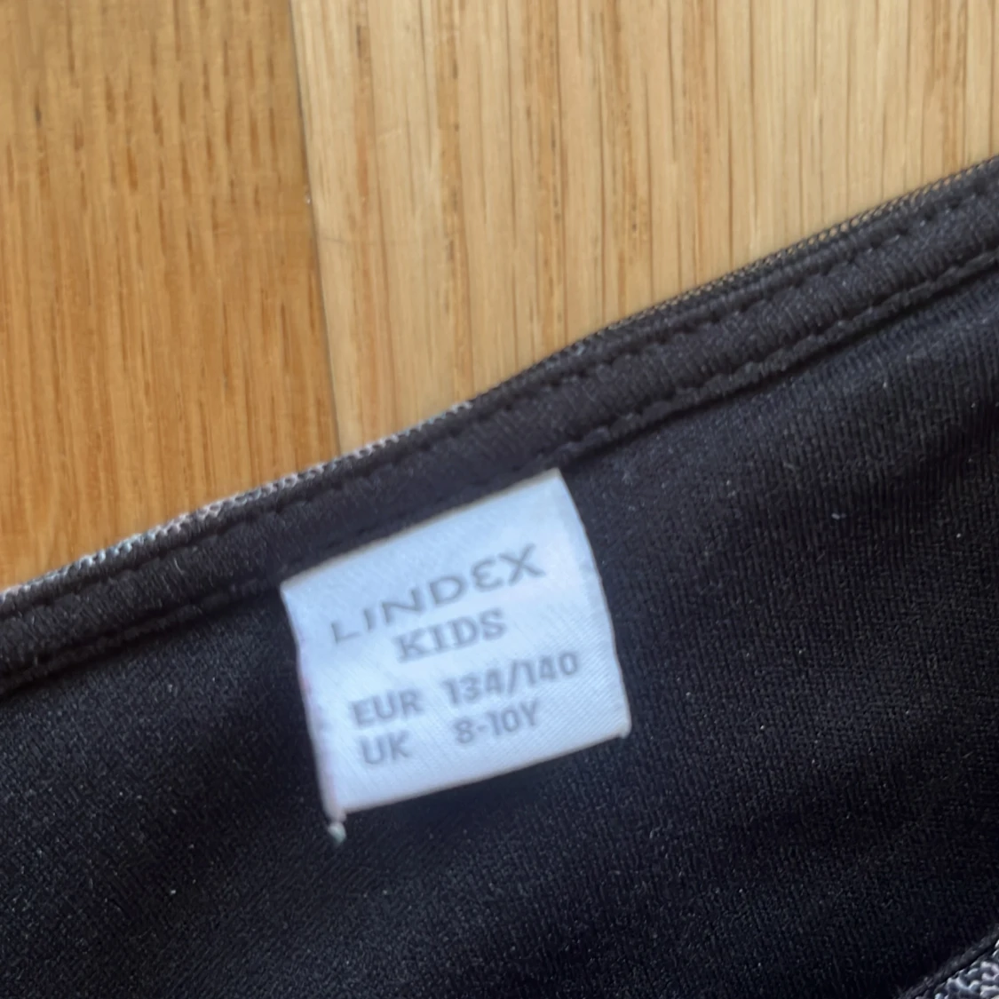 Svart blommig meshblus från Lindex - 3