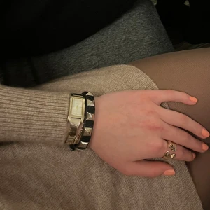Svart läderarmband med nitar - Coolt svart armband i läder med nitar längs hela bandet. Valentino liknande armband
