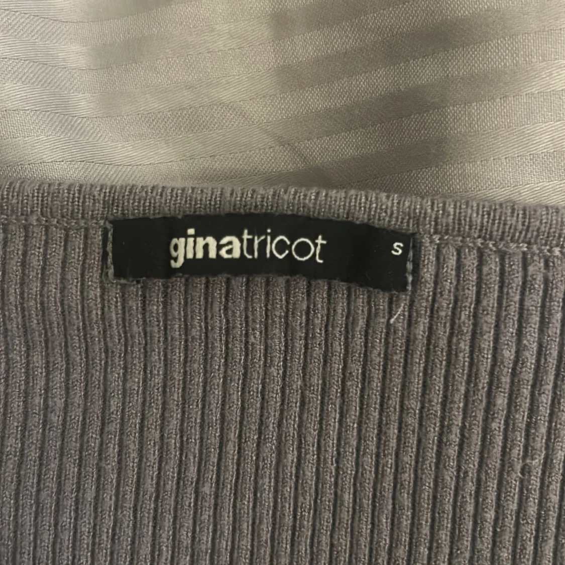 Grå ribbad långärmad topp från Gina Tricot - 2