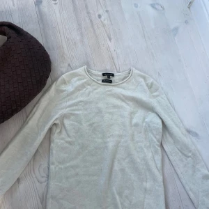 100% kashmirtröja Massimo Dutti XS - Supermjuk och lyxig beige tröja från Massimo Dutti i 100% kashmir. Rund halsringning och långärmad modell. Stilren och enkel design som funkar till allt. 