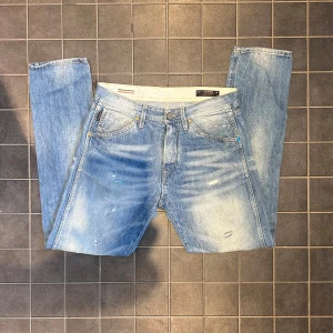 Jack and Jones jeans  - Säljer de här svin snygga Jack and Jones jeansen i storlek W31 L32 i modellen Erik/antifit som jag skulle säga sitter ungefär slim fit, priset är inte fast utan kan diskuteras!