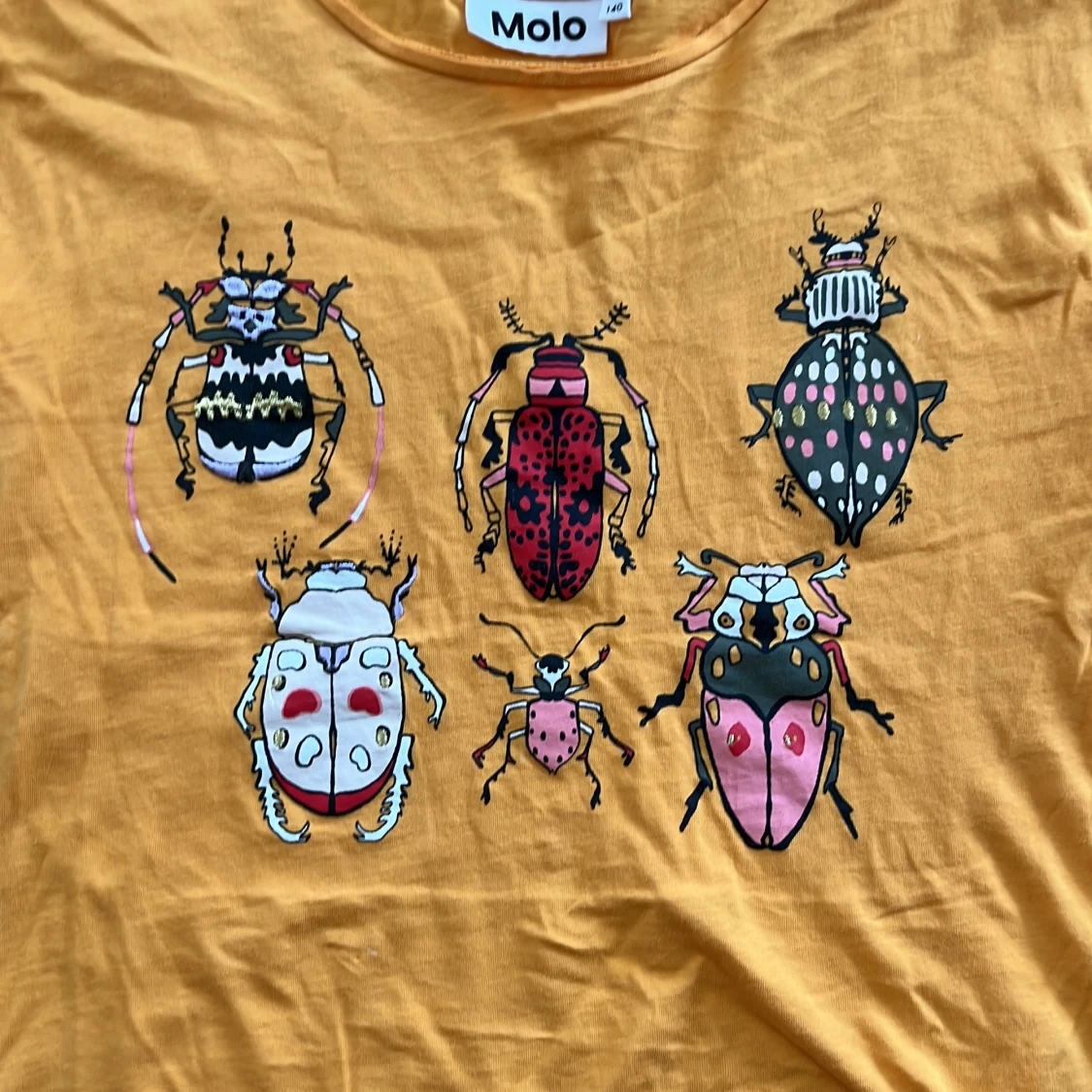 Gul t-shirt med insektstryck från Molo - 1
