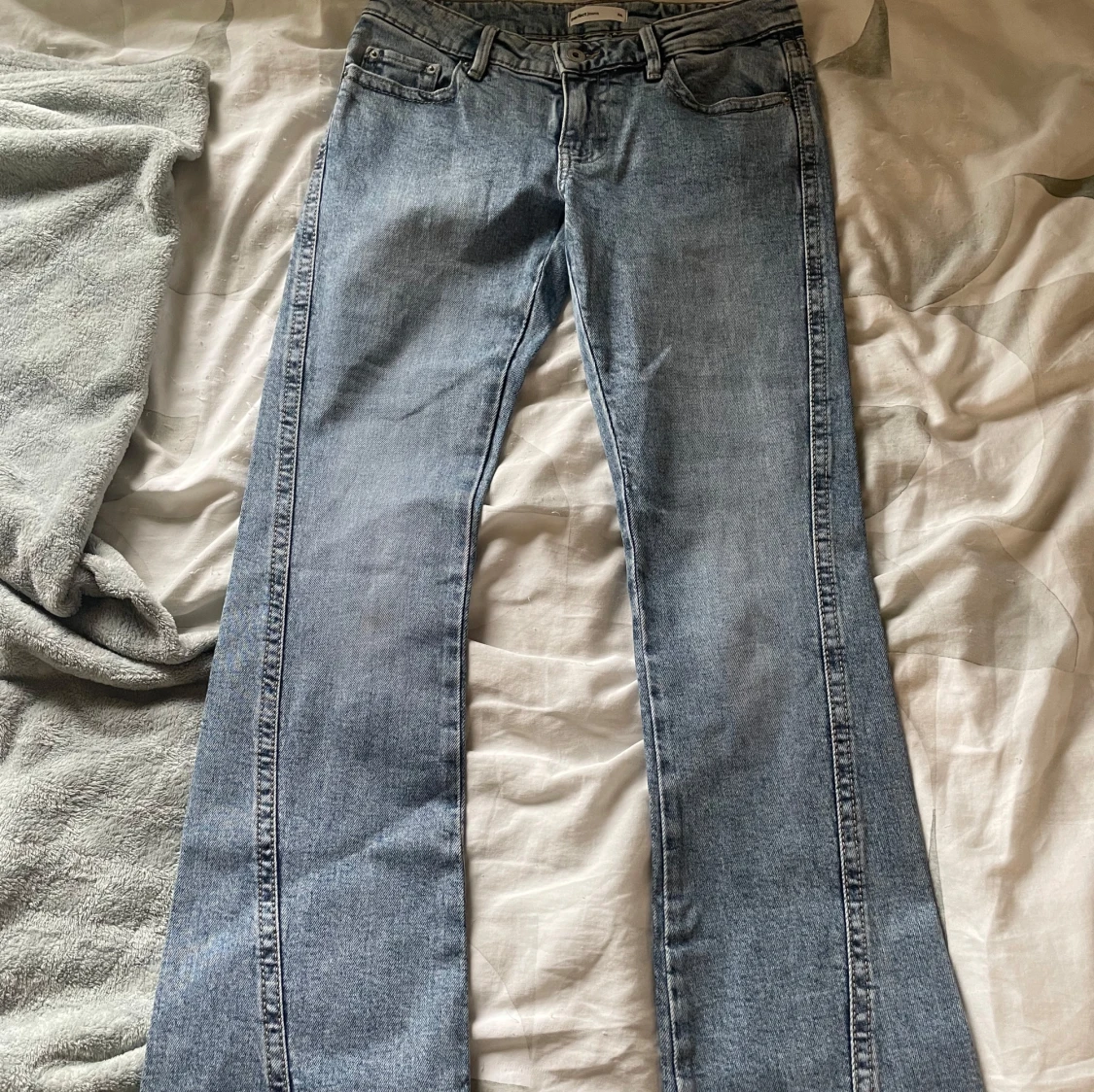 Ljusblå bootcut jeans från ginatricot 