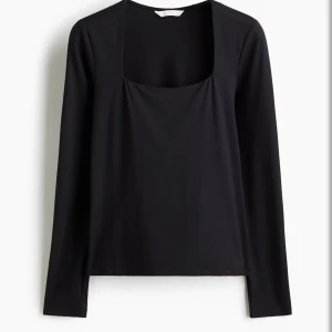 Svart långärmad topp med fyrkantig ringning - Jätte snygg svart topp från h&m med fyrkantig urringning. Även jätte skönt material. Passar till de mesta. Säljer för jag intr använder längre. 