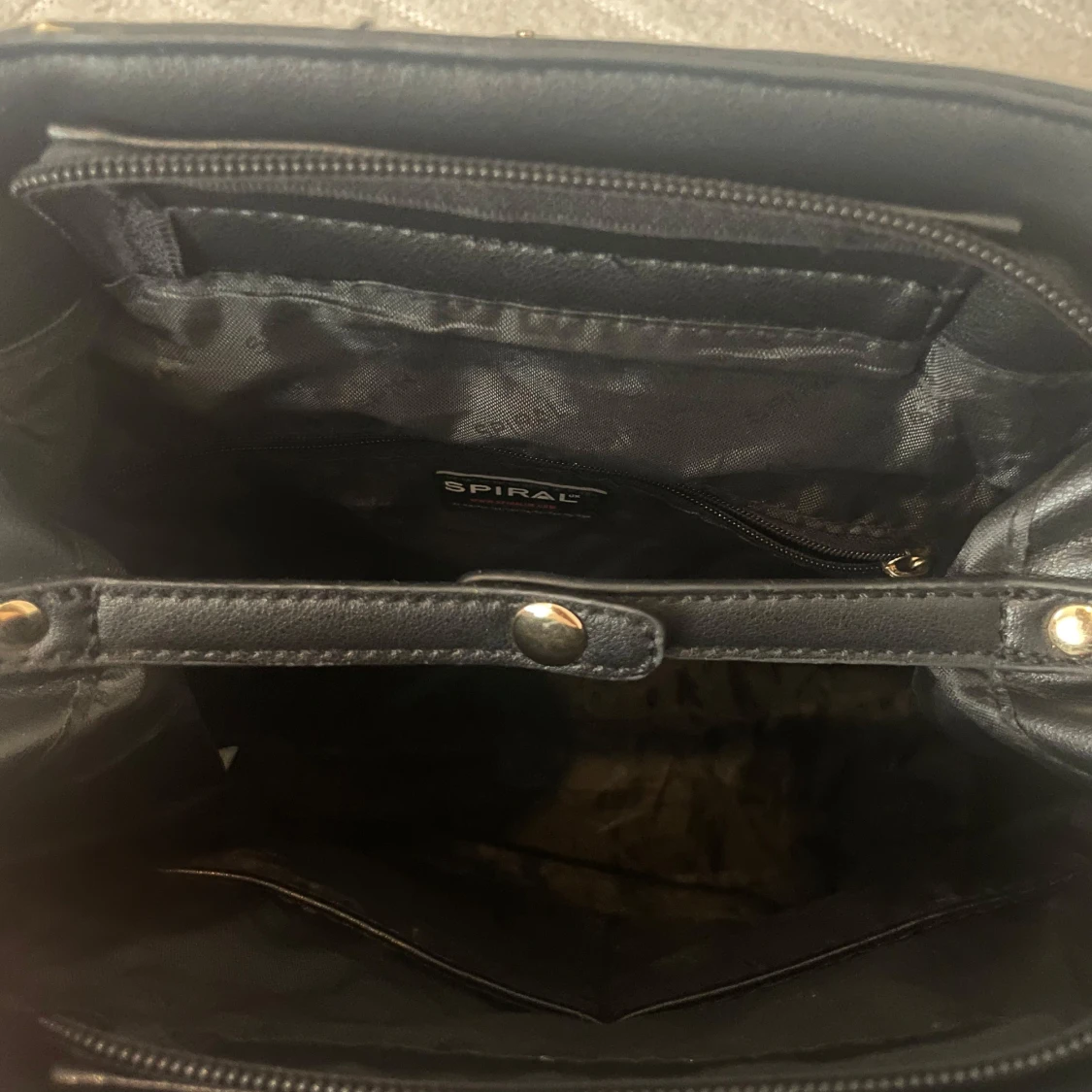 Svart ryggsäck i skinn från Spiral - 2