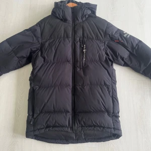 Svart dunjacka Sail Racing M - Jackan är använd max 3 gånger skulle jag säga, riktigt fint skick och nypris är 6000kr. Det går att diskutera pris.