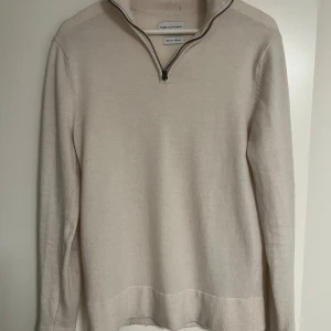 Beige stickad half zip-tröja These Glory Days - Snygg beige stickad tröja från These Glory Days med half zip-dragkedja vid halsen. Perfekt till kallare dagar och lager på lager. Nypris 799 använd max 5 gånger