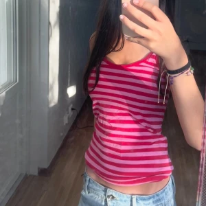 Randig rosa linnetopp - Säljer ett randigt linne i rosa och vit. Passar storlek XXS-S