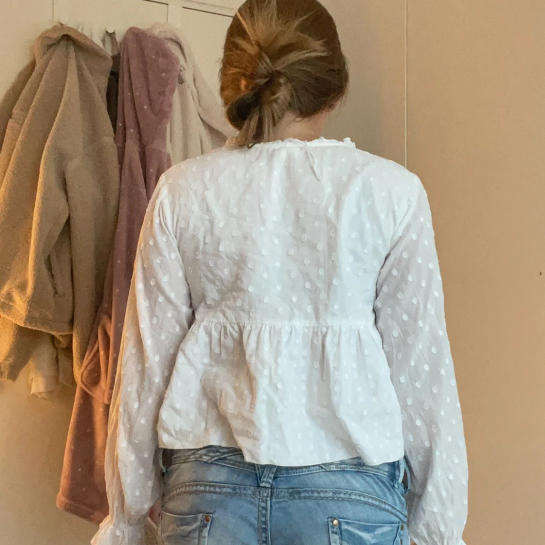 Vit prickig blus med volang 🤍😍 - 1