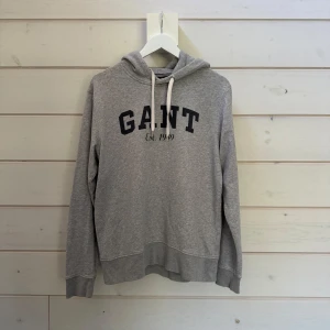 Gant Hoodie  - Grå tunn Gant Hoodie| Storlek: L | Skick: 9/10 | Hör gärna av er vid frågor och funderingar! Pris går att diskutera vid smidig affär🤗