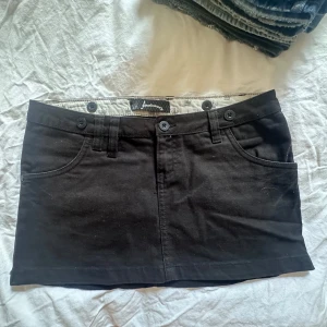 Svart jeanskjol från Goodlovers - Svart kort jeanskjol från Goodlovers med Låg midja och coola fickor. 