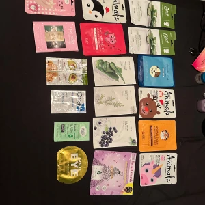 Ansiktsmasker  mix - Ett stort kit med 21 olika ansiktsmasker och en guldögonmask o 1 handmask. Maskerna har djurmotiv, färgglada förpackningar och innehåller ingredienser som aloe vera, blåbär, tea tree och kollagen. Perfekt för dig som vill boosta din hudvårdsrutin med fukt och glow.