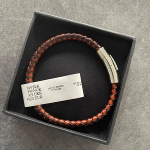 herr armband - snyggt brunt armband från iBU jewels, säljer åt min brorsa och han har inte använt de!  nypris: 399kr, skickas i originalförpackning. pris kan diskuteras vid snabbt köp!