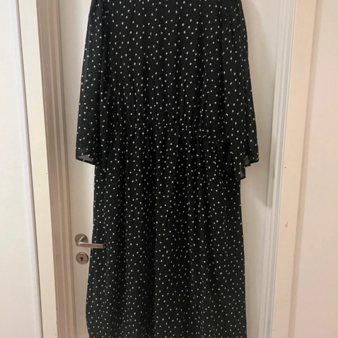 Svart prickig långklänning Kaffe Curve - 1