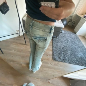 3 st jeans - Säljer 3 jeans i ljusblå, mörkblå och grå. Alla i storlek 164. Alla i samma modell. Finns om man vill köpa enskilt i min profil. Pris kan diskuteras!🥰🥰skicka om ni vill ha fler bilder