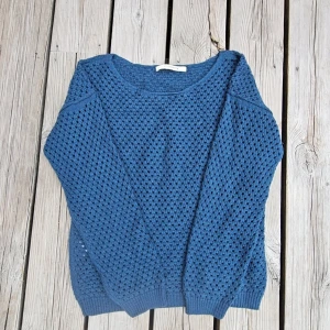 Stickad tröja  - Stickad ihålig marinblå tröja från sibinlinneberg i storlek xs! Jätte fin och bekväm, kliar inte över huve taget 💕 normal i storlek, knappt använd 💞