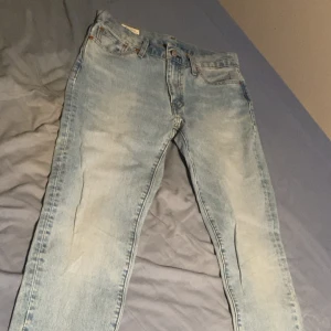 Levi's 511 ljusblå jeans W30 L30 - Säljer ett par Levi's 511 jeans i ljusblå tvätt. Klassisk femficksmodell med raka ben och normal passform. Jeansen har snygga slitningar och den ikoniska läderpatchen bak i midjan. Perfekta för en avslappnad och trendig look. Inga defekter, säljer åt min pojkvän då dem inte passar honom