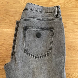A-brand Jeans - Jeans från A-brand inköpta på johnells. Strl, W: 27, L:32.  Oanvända. Väldigt bra skick. Nypris ca 1000kr