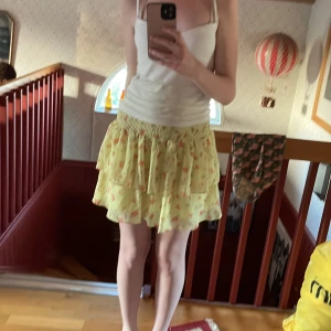 Gul blommig volangkjol från Cubus  - Supersöt kort kjol i ljusgul med blommigt mönster från Cubus. Passar dig som vill ha något färgglatt och somrigt. Säljer för 200, lägg gärna prisförslag 💛