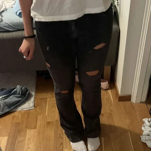 lågmidjqde jeans  - från gina egenkliptta hål 🩷