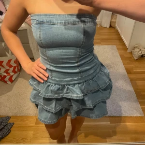 Jeansklänning med volanger💕 - Skit snygg jeans klänning!!