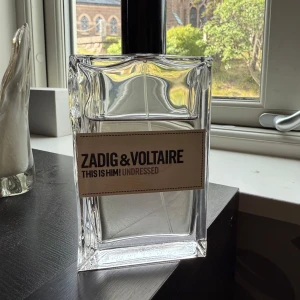 Zadig & Voltaire This Is Him! Undressed Eau de Toilette - Parfymflaska från Zadig & Voltaire, modellen This Is Him! Undressed. Den har använts lite men mer än halva kvar (se bild) pris går att diskutera