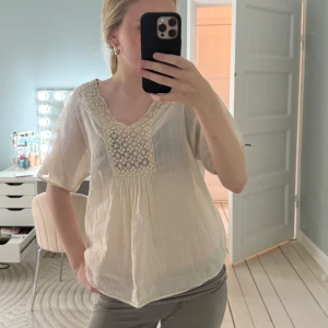 Blus - Supersöt blus! Lite genomskinlig! Ena sömmen har gått upp ärmen men inget jag själv tänkt på! (Jämför med bild 4)