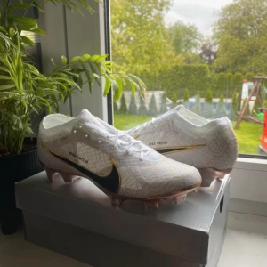 Nike mercurial Vapor 15 elite - Säljer mina tvär feta skor som jag aldrig använt. Helt nya, köpta från Nike butik i Frankrike . Kvittot finns. Skriv vid minsta fundering