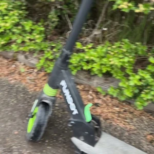 FUNBOT EL sparkcykel  - En svart och grön sparkcykel från FUNBOT, perfekt för att ta sig fram snabbt och smidigt. Lätt att använda och passar både till skolan och fritiden. Snygg design som sticker ut på gatan. Den går i 25,4 km i timmen och är lite slö i början men kommer in i det. Den är lite skramlig när man kör men funkar! Priset går alltid att diskutera!