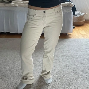 Krämvita manchesterbyxor - Lågmidjade krämvita manchesterbyxor! Står stl 40 men skulle säga att de är mer som stl 38🤝