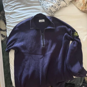 Mörkblå stickad tröja Stone Island half- zip - Säljer en mörkblå stickad tröja från Stone Island half zip. Mycket bra skick och nypris 5000kr.